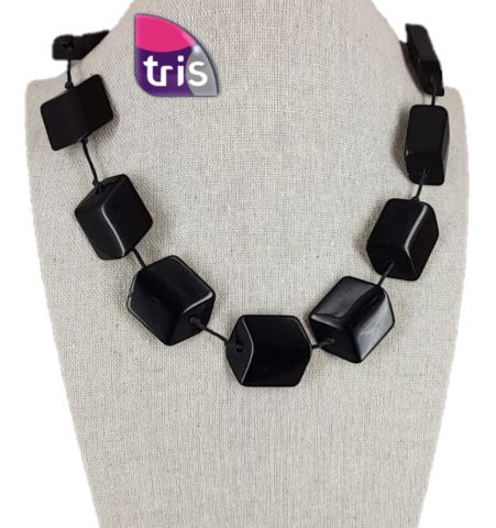 COLLAR CUBOS ACRILYC CORTO NEGRO