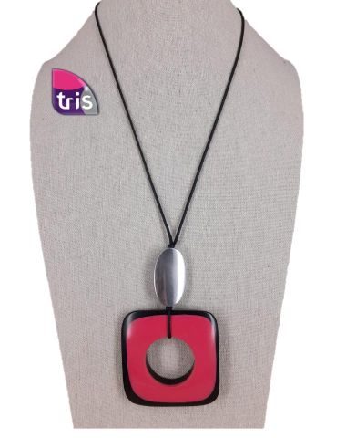 COLLAR MEDALLON CTRO. HUECO CUAD. FUCSHIA