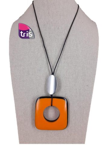 COLLAR MEDALLON CTRO. HUECO CUAD. NARANJA