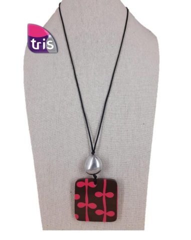 COLLAR COLG. CUAD. FLORES HOJAS FUCSHIA