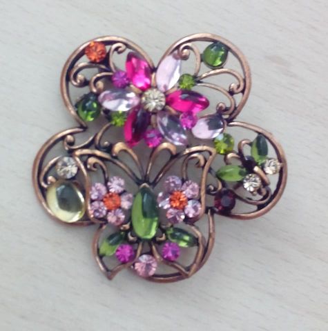 BROCHE FLOR CRISTALES CALADO