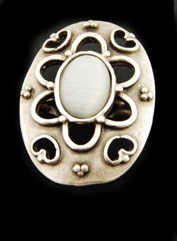 BROCHE OVAL LABRADO PIEDRA BLANCO