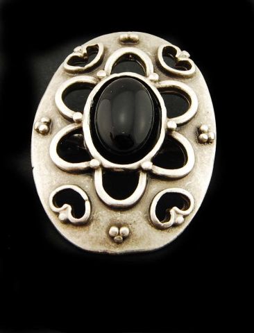 BROCHE OVAL LABRADO PIEDRA NEGRO