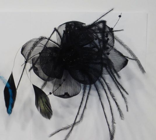 BROCHE FLOR CON PLUMA NEGRO