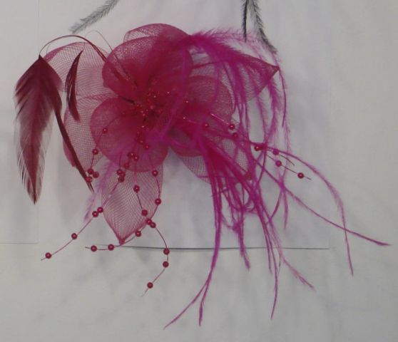 BROCHE FLOR CON PLUMA FUCSHIA