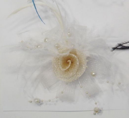 BROCHE FLOR PLUMAS PERLAS BEIGE